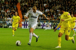 http://upload.wikimedia.org/wikipedia/commons/a/a5/Benzema_Villarreal.jpg