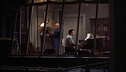 Par Film screenshot (Rear Window) [Public domain], via Wikimedia Commons