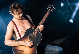 Par Eddy BERTHIER from Brussels, Belgium (Pete Doherty @ Fte de l\'Humanit 2012) [CC BY 2.0 (http://creativecommons.org/licenses/by/2.0)], via Wikimedia Commons