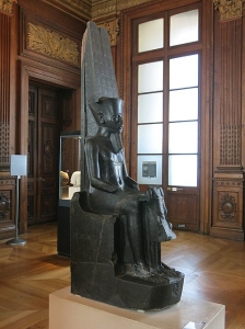 Statue assise d'Amon protégeant Toutankhamon - Musée du Louvre